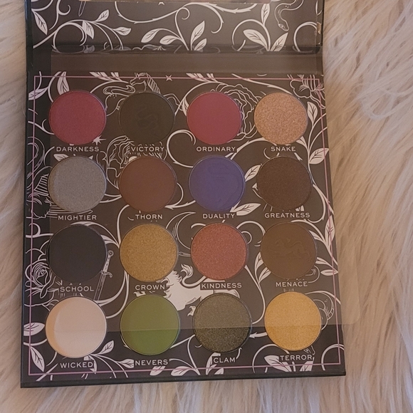 Revolution Beauty The School for Good & Evil X Revolution Nevers Shadow Palette - Picture 11 of 11